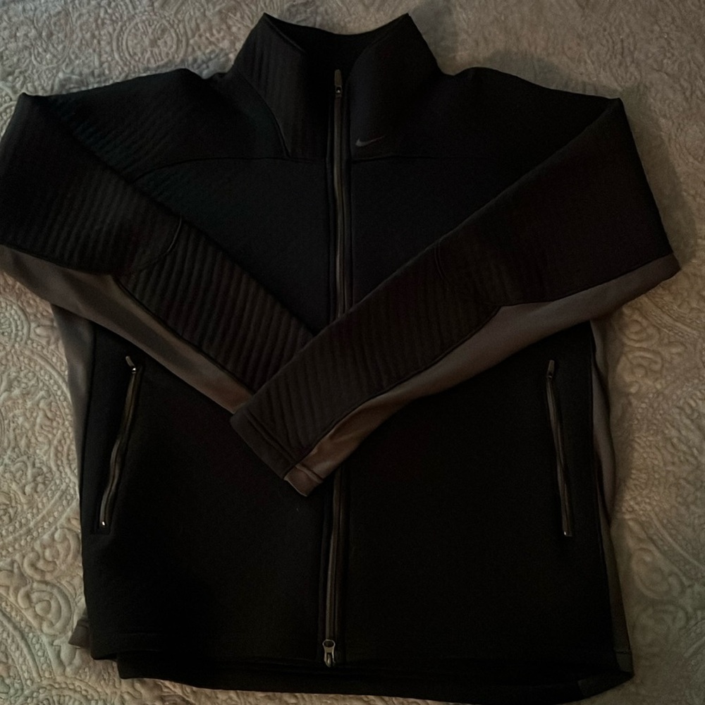 Cozy Nike sweater, long sleeve black and gray perfect for the winter Size XL 49$